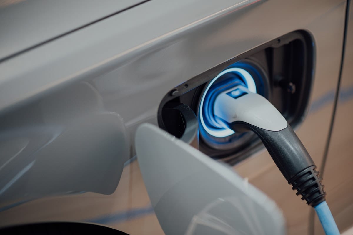 Voiture électrique connectée à une borne de recharge